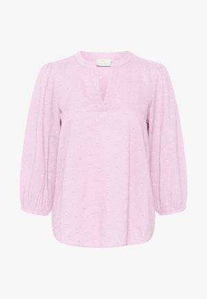 Blouse rose clair avec un col en V, des manches longues bouffantes et des motifs en forme de cœur texturés tout au long. Fabriquée en tissu doux et léger.