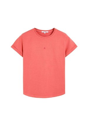 Camiseta de algodón de manga corta color rosa coral con puños enrollados y pequeño logo centrado bajo el cuello redondo.