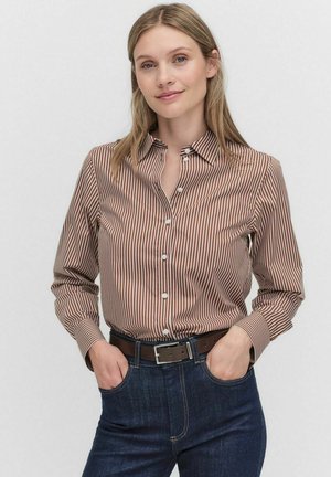 Bruin en wit gestreepte knopshirt met een kraaghalslijn. De mouwen zijn opgerold, wat de soepele textuur en de getailleerde pasvorm benadrukt.