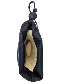 Marineblauw stoffen etui met een zachte beige binnenkant, afgesloten met een ronde draaisluiting. Gestructureerde buitenkant met subtiele patroon details.