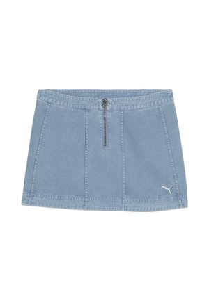 Mini-jupe en jean bleu clair avec fermeture éclair devant et petit logo Puma blanc en bas à droite.