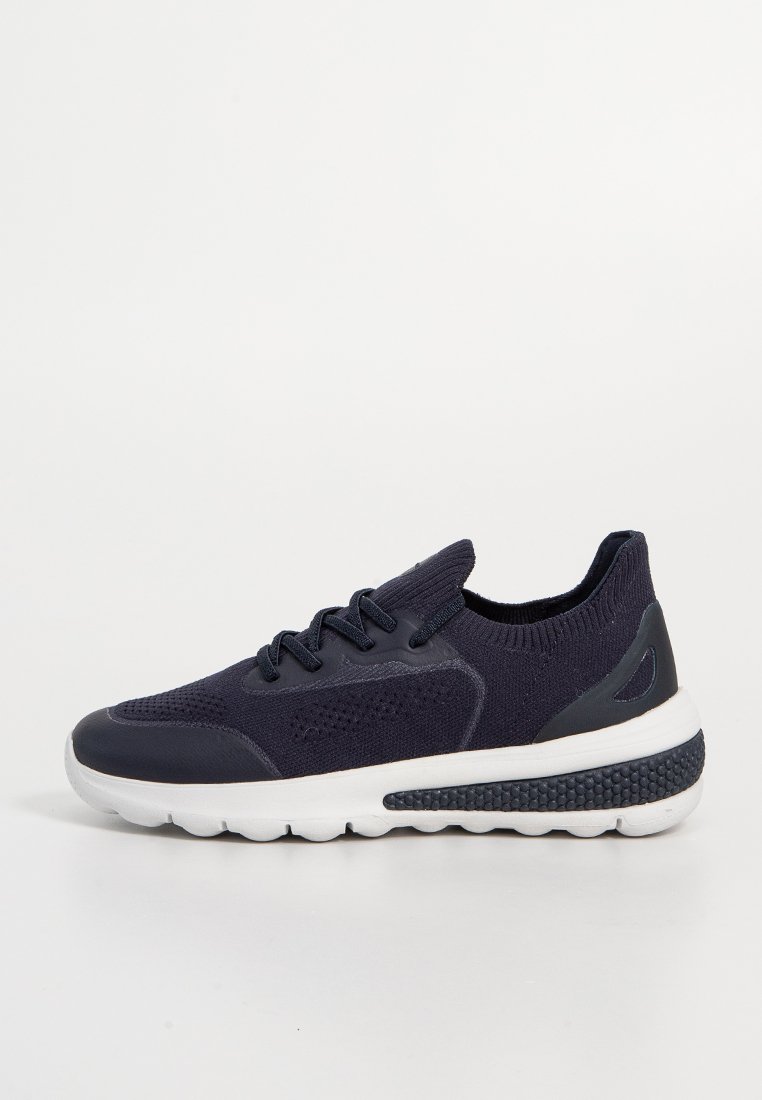 Baskets de sport navy avec une tige en tricot respirant, une semelle en caoutchouc texturé et un intercalaire blanc contrastant. Comprend des lacets et un col rembourré.