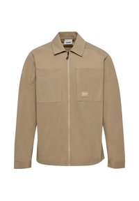 Beige lichtgewicht jack met een voorzijde rits, twee grote borstzakken en een kraag. Glad materiaal met minimale stikdetails.