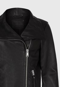 Svart lädermotorcykeljacka med stor krage, asymmetrisk dragkedja och två sidofickor med dragkedja. Slät textur och figursydd design.