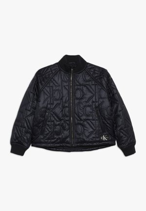 Veste bomber matelassée noire avec logos CK embossés, fermeture éclair devant, poches zippées, poignets et col côtelés, étiquette Calvin Klein à l'ourlet.