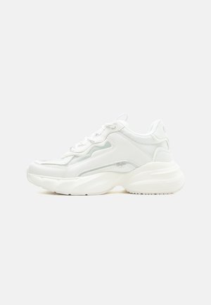 Baskets blanches épaisses avec semelle épaisse, fermeture à lacets sur le devant et cuir synthétique lisse avec des détails subtils de couture.