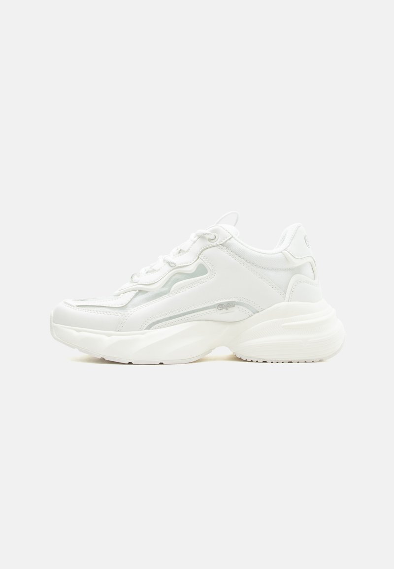 Baskets blanches épaisses avec semelle épaisse, fermeture à lacets sur le devant et cuir synthétique lisse avec des détails subtils de couture.