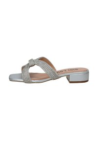Zilveren platte slidersandalen met gekruiste, gestructureerde banden en een kleine blokhak. Gladde zool en lichtroze binnenzool. Eenvoudig, modern ontwerp.