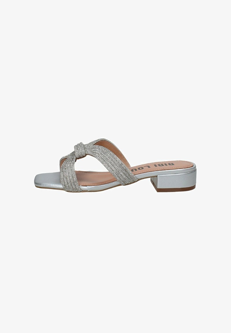 Zilveren platte slidersandalen met gekruiste, gestructureerde banden en een kleine blokhak. Gladde zool en lichtroze binnenzool. Eenvoudig, modern ontwerp.