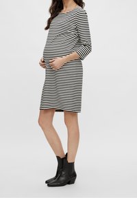 Mustap nordihärkk paig ehibus ¾-pikkuseid varrukad, pehmest kangast ja vabast lõikest, koos mustade pahkluuni saapatega.