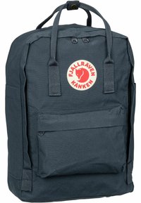Fjällräven Kånken ryggsekk i mørkeblå, laget av slitesterkt stoff. Har en frontlomme, logo på lappen og doble håndtak på toppen.