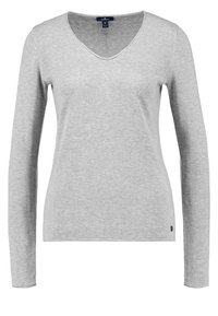 Maglione grigio a maniche lunghe con scollo a V, realizzato in morbido tessuto a maglia. Presenta una forma leggermente aderente e un piccolo logo vicino all'orlo.