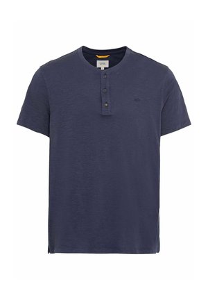 Marineblå kortærmet T-shirt med henley-krave, der har tre knapper og sideslidser, lavet af blødt, let stof.