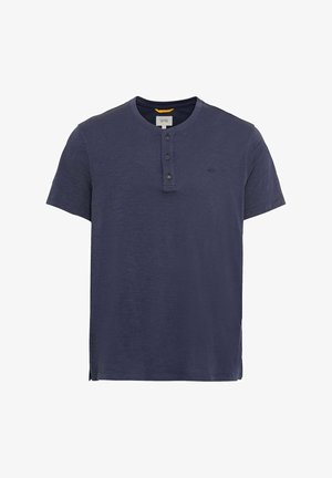 Marineblå kortærmet T-shirt med henley-krave, der har tre knapper og sideslidser, lavet af blødt, let stof.