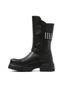 Stivaletto in pelle nera con suola spessa, zip laterale e dettagli metallici decorativi sulla gamba con una finitura testurizzata.