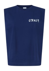 Mornarsko plavi bezrukavni majica od pamuka, s okruglim izrezom i bijelim otisnutim tekstom "PINKO" na prednjoj strani. Glatka tekstura i opušteni kroj.