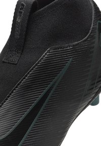 Botte de football noire avec une tige texturée, un col en chaussette élastique, et un design élégant avec des accents teal et une semelle extérieure moulée dotée de crampons.