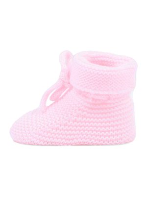 Suave botita de bebé de punto rosa con puño vuelto y un pequeño lazo atado en el tobillo, mostrada sobre un fondo blanco.
