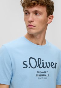 s.Oliver MIT FRONT - T-shirt print - hellblau