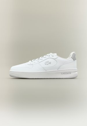 Hvid Lacoste sneaker med lavtop-design, perforeret tå, krokodillelogo på siden og præget "Lacoste" på sålen.