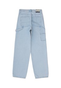 Pantalones cargo de tejido vaquero azul claro con corte recto, múltiples bolsillos y un acabado ligeramente desgastado. Presenta una etiqueta en la cintura y tejido resistente.