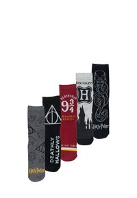 Cinque paia di calzini a tema Harry Potter, disponibili in vari colori: grigio, nero e rosso. I design includono simboli di Hogwarts, testo e logo.