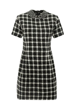 Czarna i biała sukienka z krótkim rękawem w kratę, o fakturowanej tkaninie i z cyrkoniową czarną kołnierzykiem, z zamkiem błyskawicznym z tyłu.