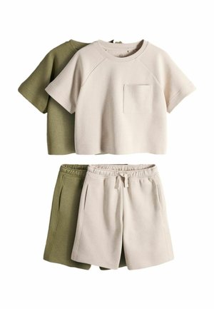 Zwei Sets aus lässigen kurzärmligen Oberteilen und Shorts mit elastischem Bund, eines beige und eines olivgrün, flach auf einem weißen Hintergrund ausgebreitet.