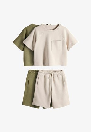 Deux ensembles de hauts décontractés à manches courtes et shorts à taille élastique, l'un beige et l'autre vert olive, disposés à plat sur un fond blanc.