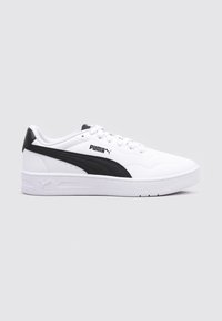 Zapatillas blancas de cuero con detalles en negro, que presentan perforaciones, una suela de goma blanca y el logo de Puma en el lateral.