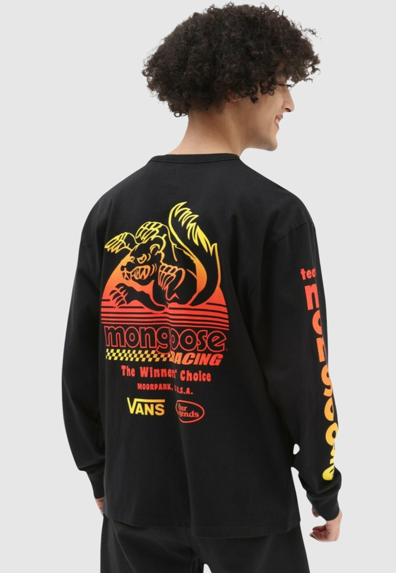 Svart långärmad t-shirt med en livlig grafik av en mongos och text på baksidan, med varumärket Vans.