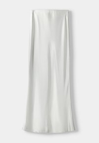 Satinová bílá maxi sukně, štíhlý silueta, hladká textura, padá přímo s mírným rozšířením na spodním lemu, má jednoduchý design bez kovových doplňků.