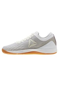 Scarpa sportiva in mesh grigio chiaro con dettagli bianchi, caratterizzata da una tomaia texturizzata, chiusura con lacci e suola in gomma per una migliore aderenza.