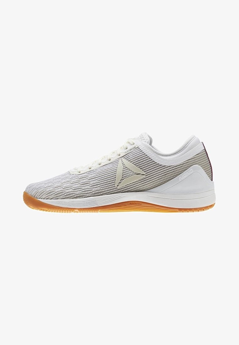 Scarpa sportiva in mesh grigio chiaro con dettagli bianchi, caratterizzata da una tomaia texturizzata, chiusura con lacci e suola in gomma per una migliore aderenza.