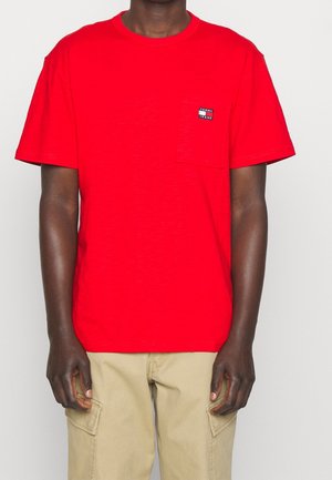 Rød bomuld t-shirt med korte ærmer, med en lomme på brystet foran og en lille mærke-logo lappet. Glat tekstur og klassisk pasform.