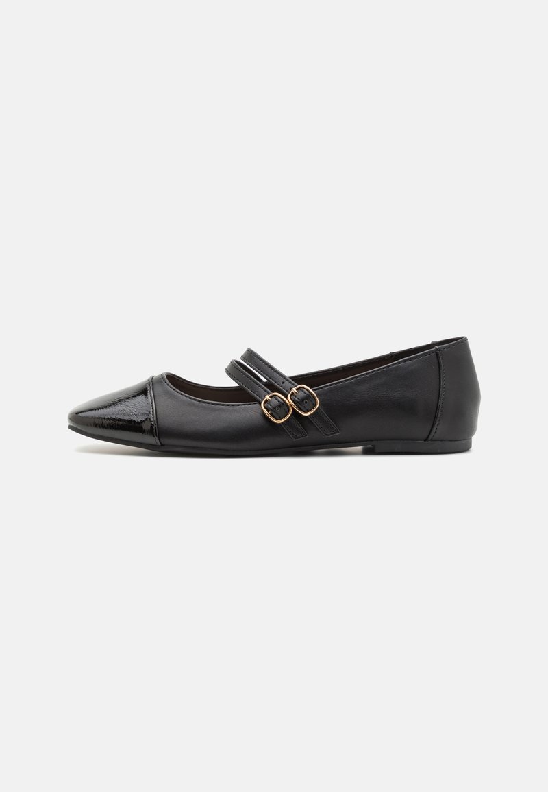 Schwarze Lederflats mit spitzem Zehenbereich, glänzenden Lackakzenten und zwei dekorativen Riemen mit goldenen Schnallen. Glatte Textur, minimalistisches Design.