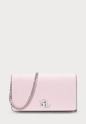 Bolso de mano de cuero rosa claro con cadena plateada y emblema del logo "RLL" en plata en el frente.