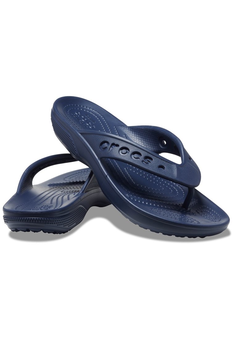 Marineblaue Crocs-Sandalen mit einem Zehensteg, strukturierter Innensohle und gepunkteter Außensohle für besseren Halt. Hergestellt aus leichtem Material.