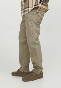 Jack & Jones COMFORT MIKE ORIGINAL AM - Vaqueros rectos - beige