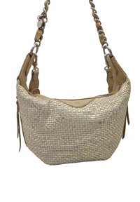 Sac à main beige tissé avec une forme structurée, des accents en cuir et une bandoulière chaîne amovible ; comprend une fermeture éclair et des franges décoratives.