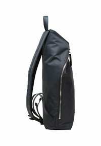 Sac à dos en marine foncé, en tissu lisse et durable. Il dispose d'une poche zippée sur le côté et de bretelles réglables. Design compact et moderne.