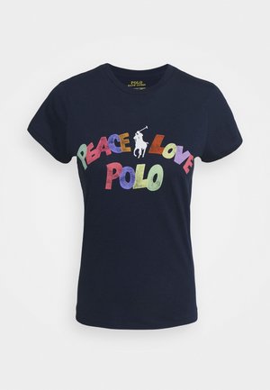 Granatowy t-shirt z krótkim rękawem z kolorowym napisem „Peace Love Polo” oraz białym logo gracza w polo na środku klatki piersiowej.