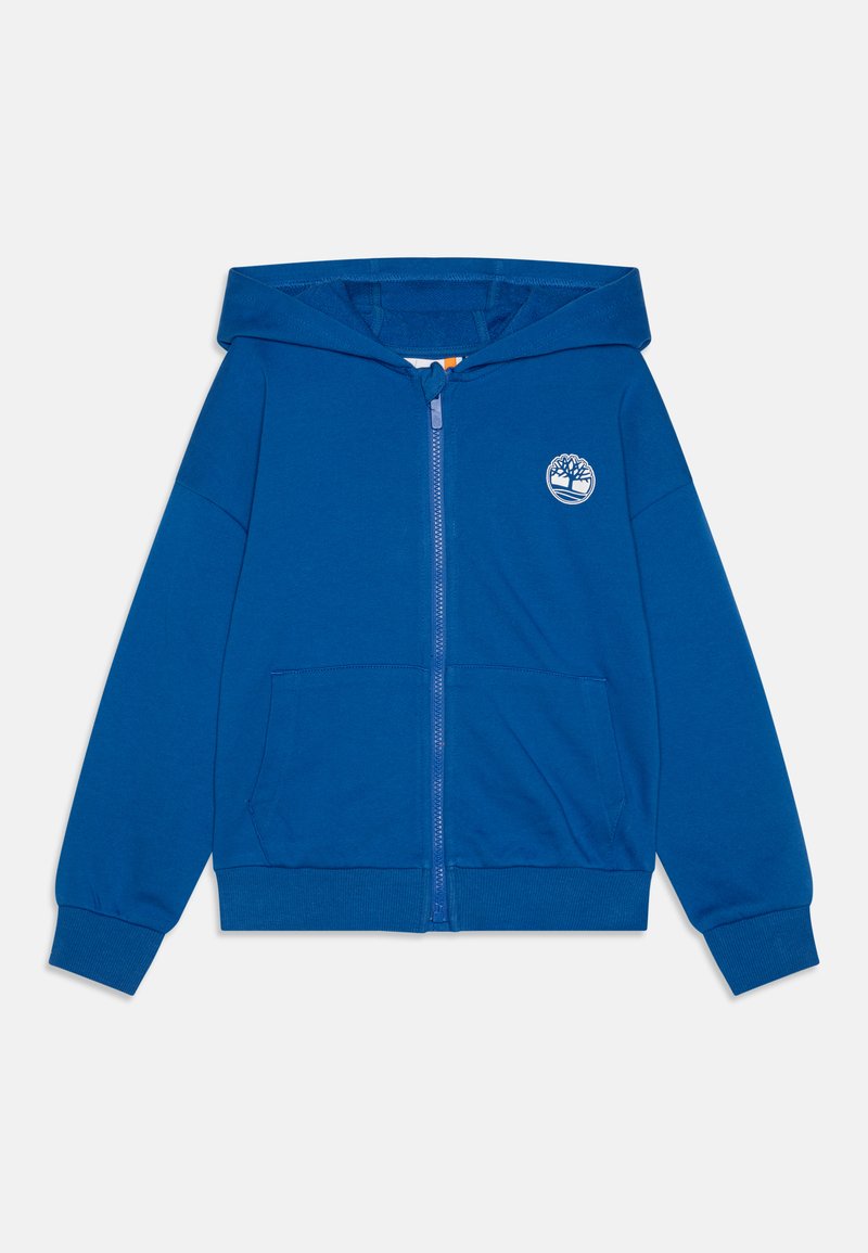 Sudadera azul con cremallera hecha de algodón suave, con un bolsillo delantero y un logo blanco en el lado izquierdo del pecho. Capucha con detalle de cordón.