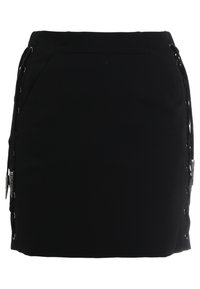 Svart mini kjol i en slät tyg med figursydd passform. Har snörning på sidan och metallic detaljer för stängning.