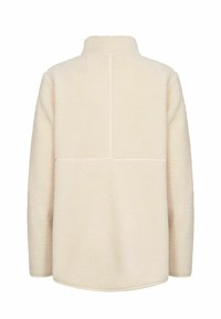 Kermaru fleece-pullari korkealla kauluksella, teksturoidulla pinnalla ja hienovaraisella paneelimuotoilulla selässä. Pyöreä helma pitkän siluetin luomiseksi.