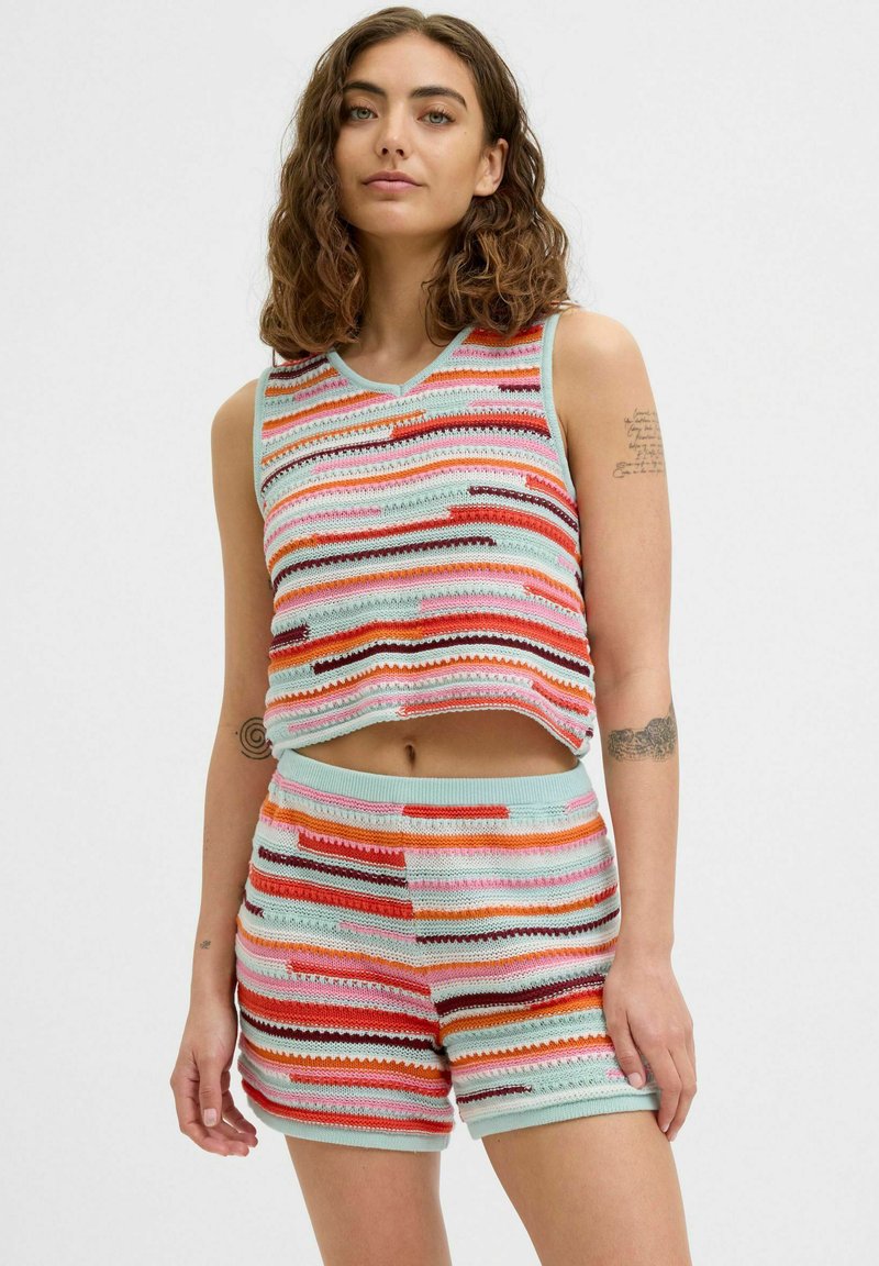 Juego de ganchillo que incluye una blusa sin mangas y pantalones cortos, con rayas multicolores en rosa, rojo y verde menta. Tejido de punto texturizado.