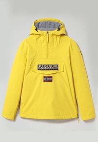 Gul vandtæt jakke med hætte, gråt foer, frontlomme og en logo-patch med det norske flag.