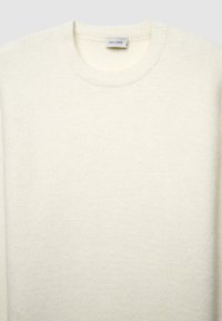 Maglione color crema con scollo rotondo, realizzato in un materiale morbido, con polsini e orlo a costine, etichettato "CALLIOPE."