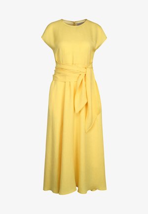 Gul linned kjole med rund halsudskæring, korte ærmer og knyttet taljebånd. Flowing nederdel med en glat tekstur og fuld længde.