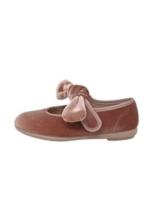 Scarpa bassa in velluto rosa morbido con una larga fascia legata in un grande fiocco sulla parte superiore e una suola chiara.